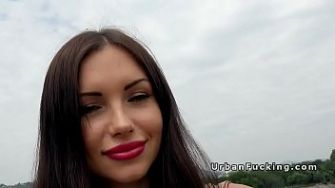 Красавица с огромными губами трахается от первого лица