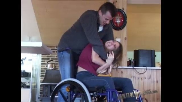 Бармен изнасиловал молодую сменщицу на полу