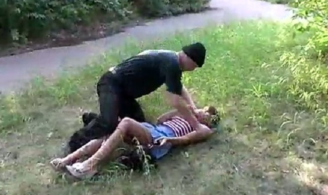 Сельский маньяк изнасиловал девушку на проселочной дорожке