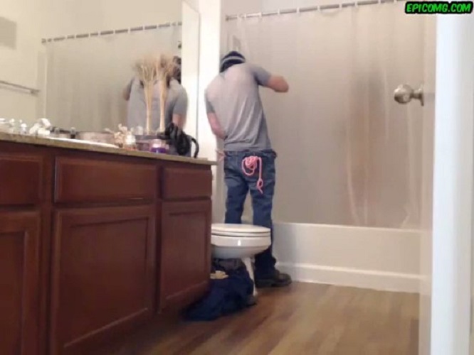 Грабитель в маске изнасиловал девку вытащив из душа