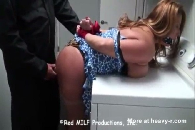 Жестко насилует грудастую домохозяйку в прачечной