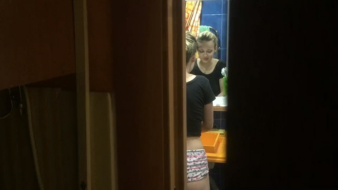 Сестра спалила подглядывания и согласилась на инцест