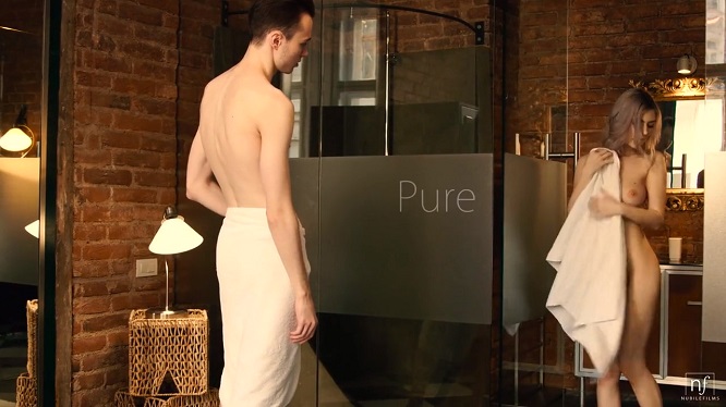 Сестра вышла голой думая что брат уже ушел