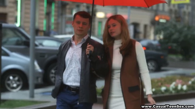 Снял на улице красотку в дождливую погоду