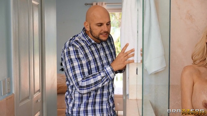 Пышная милфа завела роман с лысым соседом