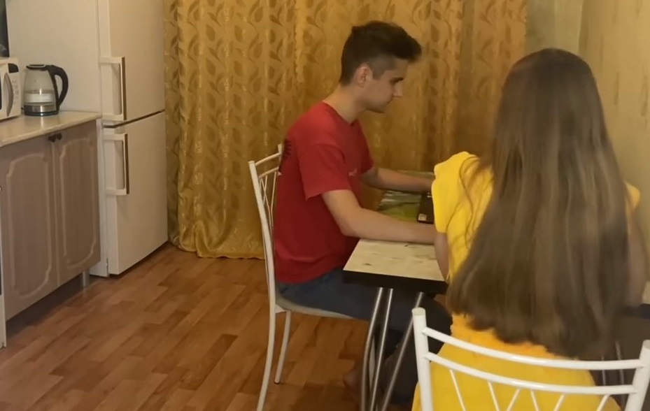 Молодая девка дала програмисту прямо на кухне